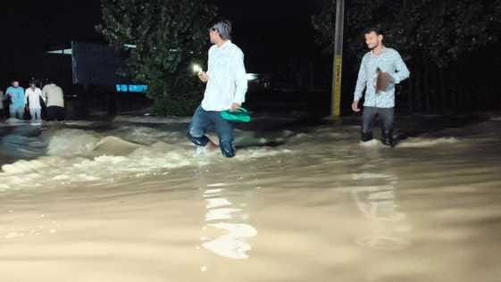 ट्रैक्टर की मदद से लोगों को दूसरे छोर तक पहुंचाते ग्रामीण। संवाद
