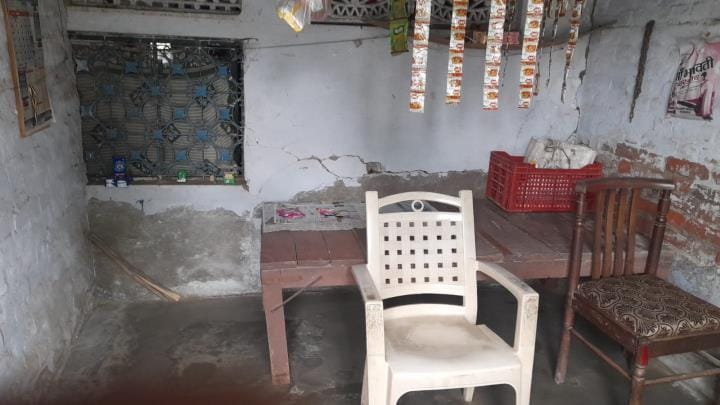 दुकान पर काम करते शमीम और उनका घर।