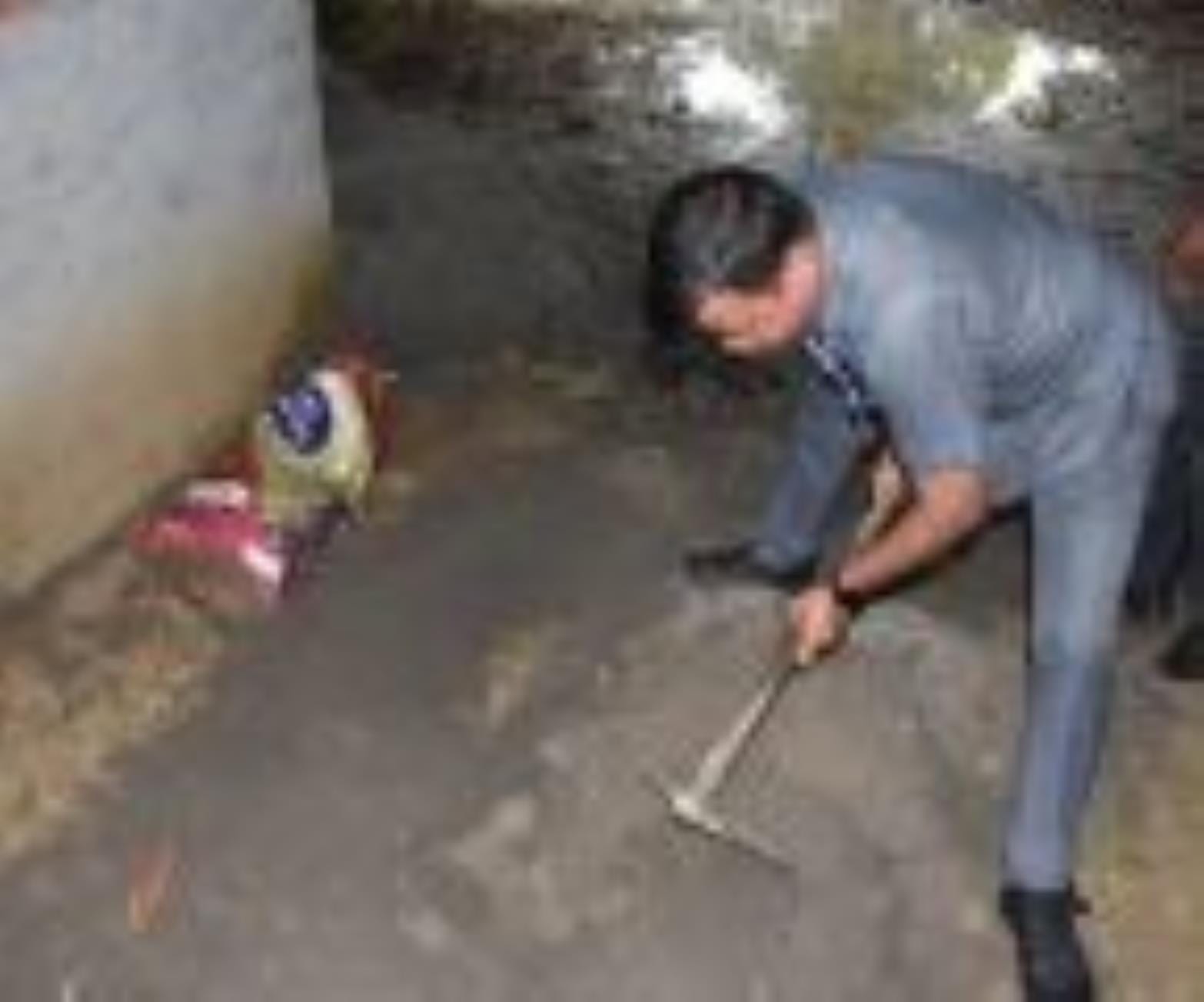 दुकान पर काम करते शमीम और उनका घर।