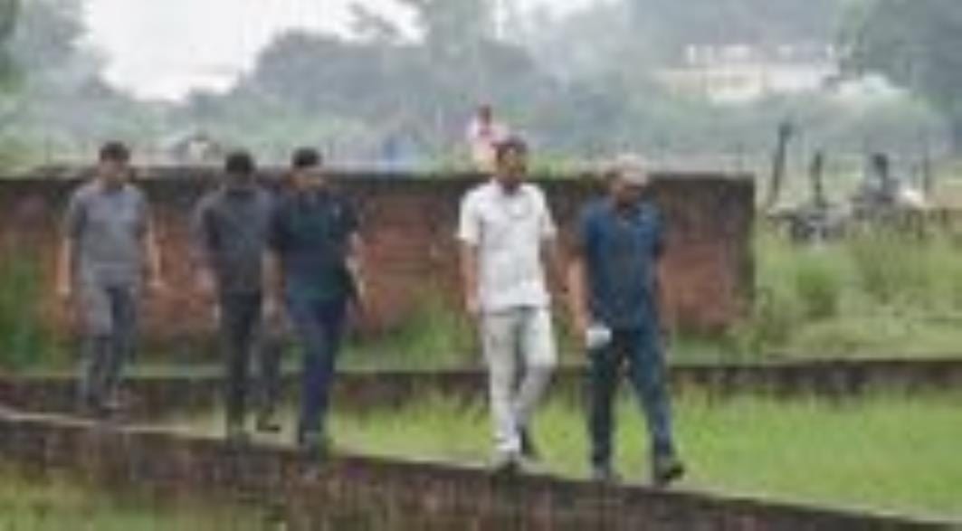 दुकान पर काम करते शमीम और उनका घर।