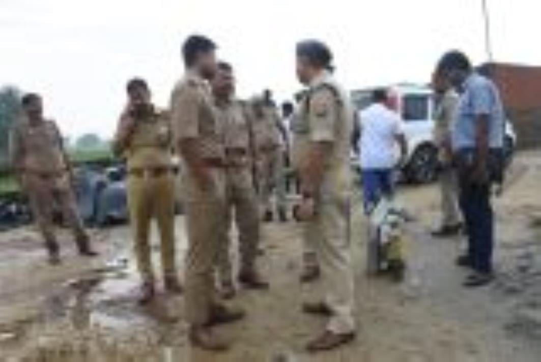 दुकान पर काम करते शमीम और उनका घर।