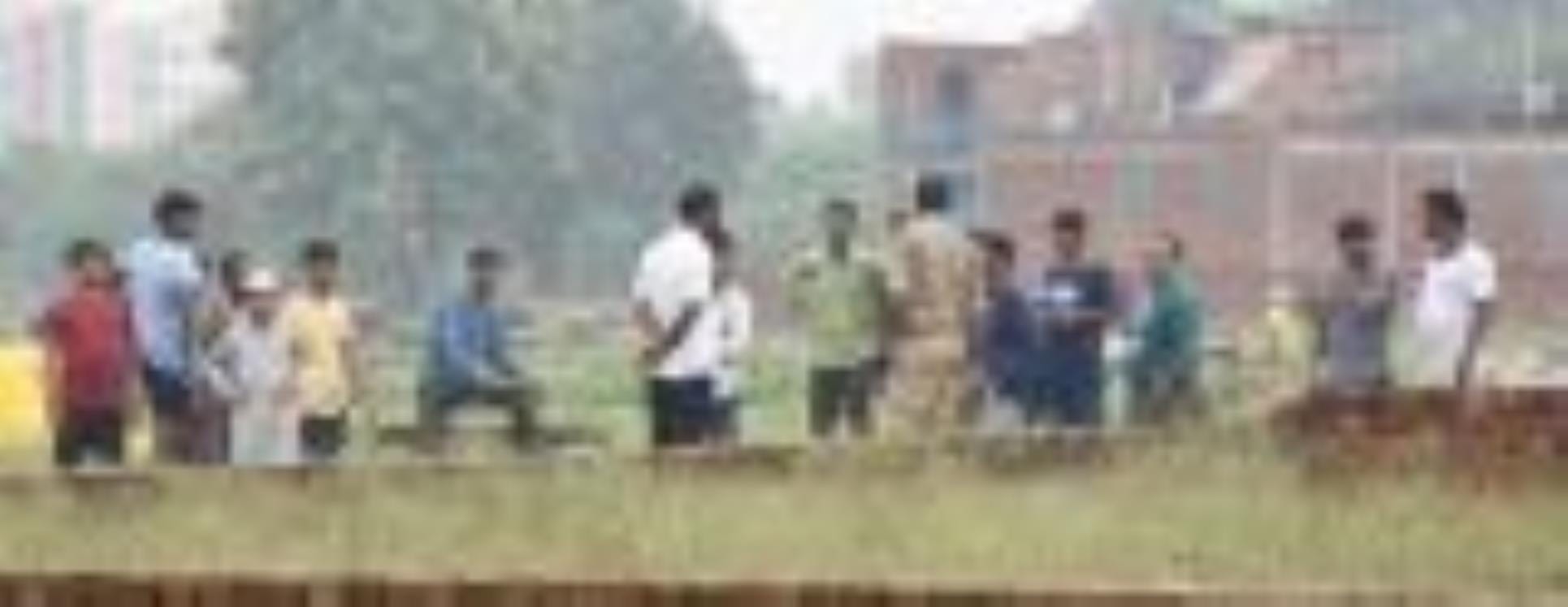 दुकान पर काम करते शमीम और उनका घर।