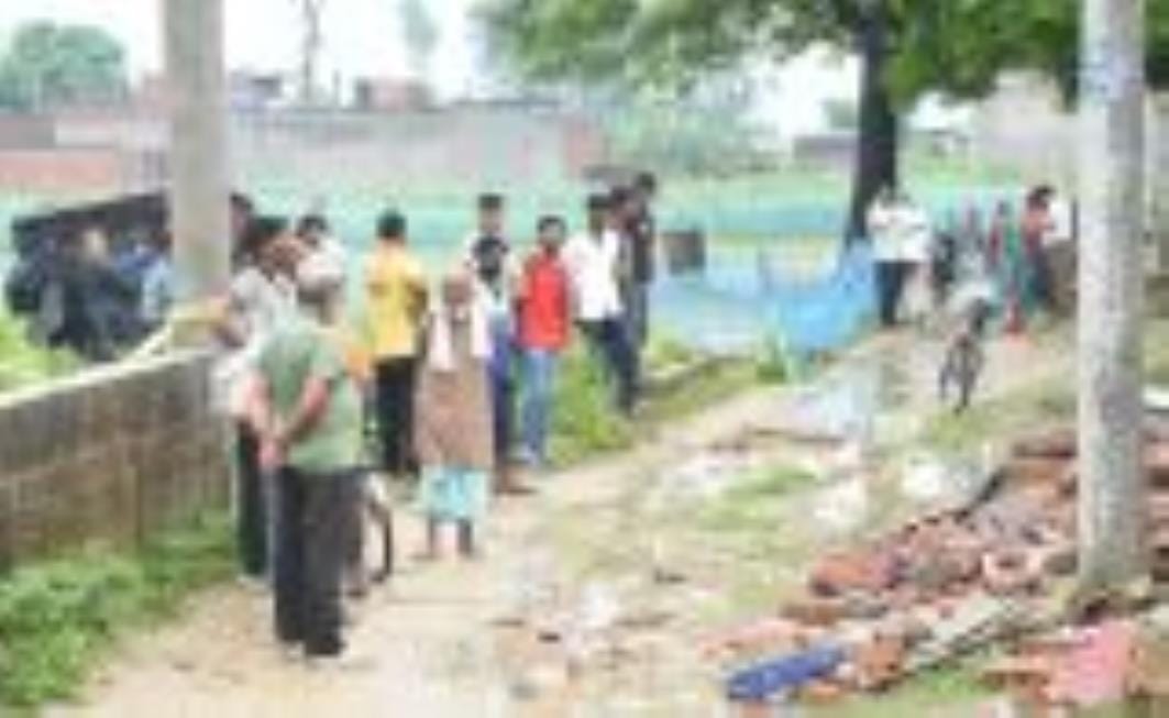 दुकान पर काम करते शमीम और उनका घर।