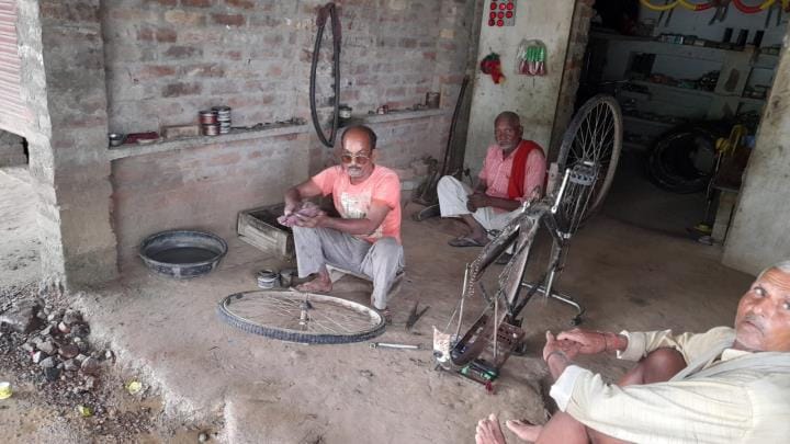 दुकान पर काम करते शमीम और उनका घर।