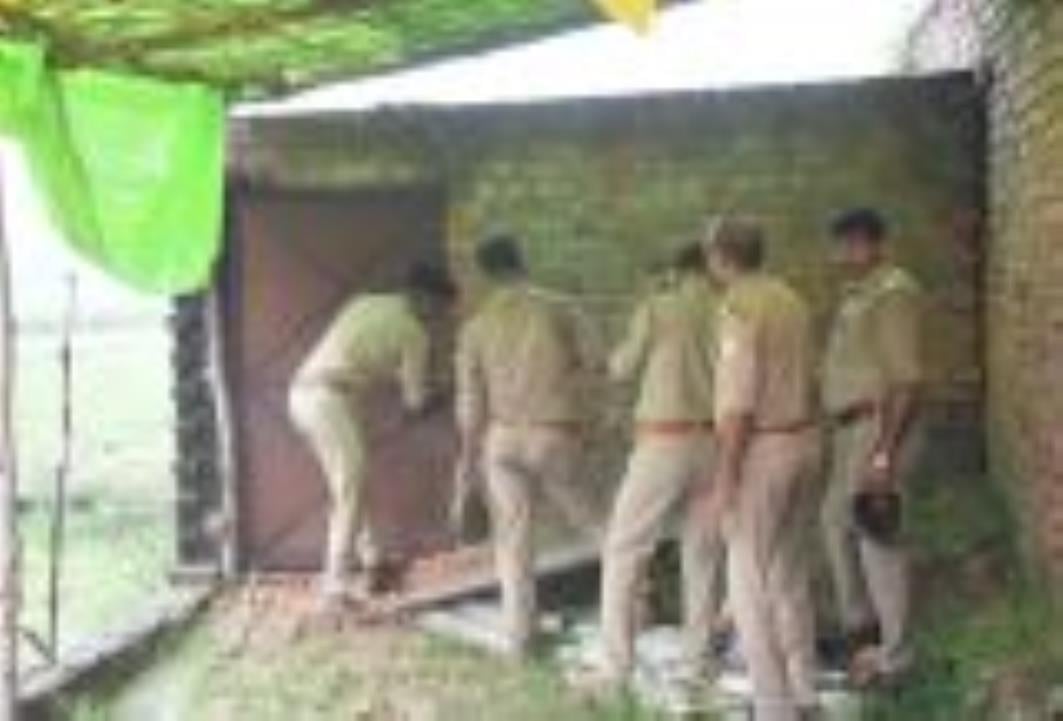 दुकान पर काम करते शमीम और उनका घर।