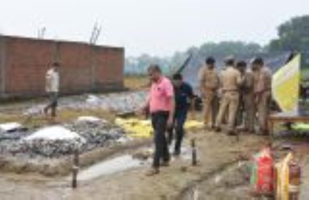 दुकान पर काम करते शमीम और उनका घर।