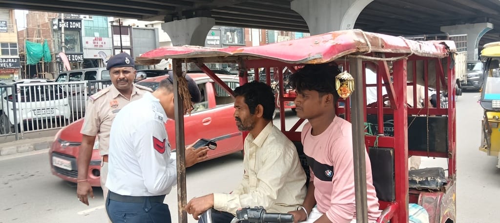 विधायक प्रमोद विज से मिलने पहुंचे रिक्शा और ऑटो चालक। सोशल मीडिया विधायक प्रमोद विज से मिलने पहुंचे रिक्शा और ऑटो चालक। सोशल मीडिया