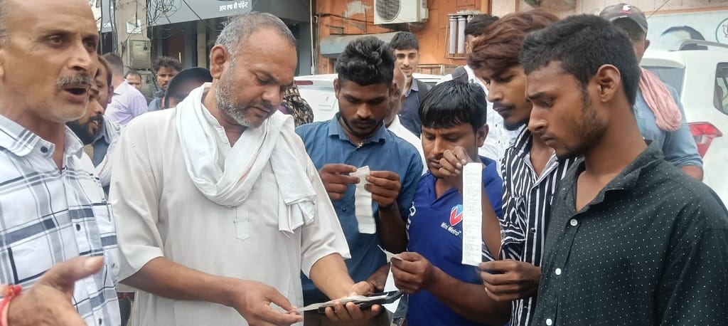 विधायक प्रमोद विज से मिलने पहुंचे रिक्शा और ऑटो चालक। सोशल मीडिया विधायक प्रमोद विज से मिलने पहुंचे रिक्शा और ऑटो चालक। सोशल मीडिया