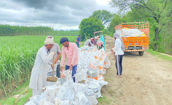 यमुना में आया तेज पानी। संवाद