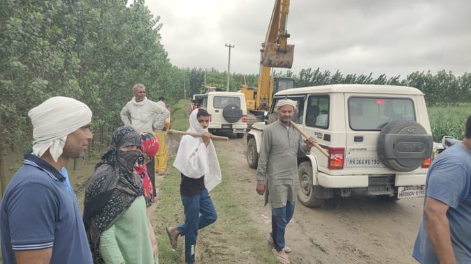 यमुना में आया तेज पानी। संवाद