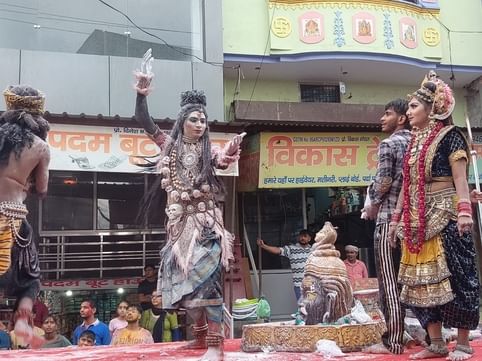 02जेएनडी25-गणेश प्रतिमा को विसर्जन के लिए लेकर जाते श्रद्धालुगण। संवाद