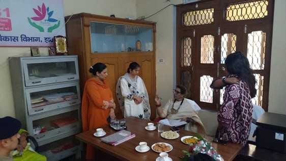 02jjrp12- महिला थाने में पानी भरा होने के चलते गाड़ी को साइड में लगवाकर उतरती चेयरपर्सन रेणु भा 02jjrp12- महिला थाने में पानी भरा होने के चलते गाड़ी को साइड में लगवाकर उतरती चेयरपर्सन रेणु भा