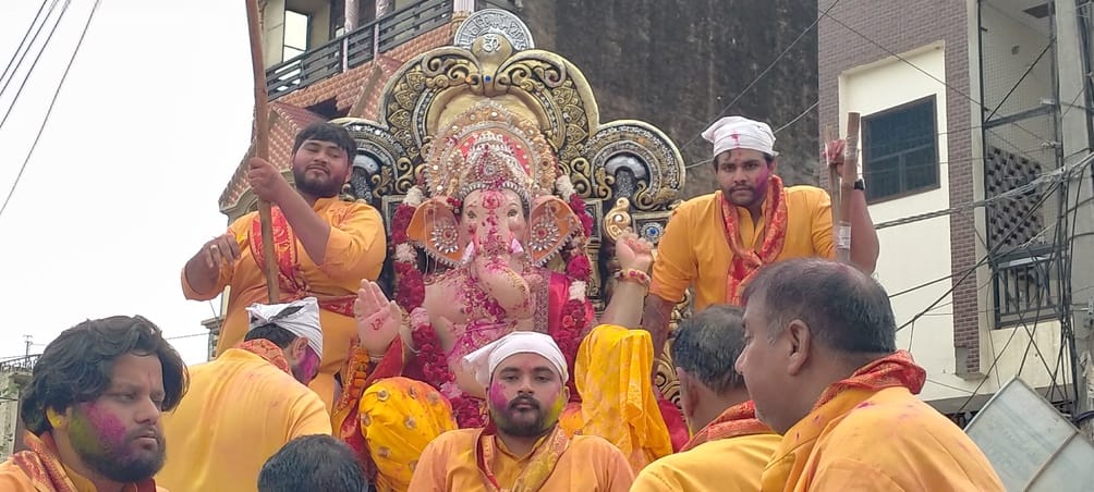 142.... इंद्री भगवान गणेश की मूर्ति का विसर्जन करने जाते श्रद्धालु। संवाद 142.... इंद्री भगवान गणेश की मूर्ति का विसर्जन करने जाते श्रद्धालु। संवाद