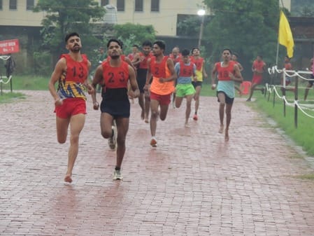अग्निवीर भर्ती के लिए अभ्यर्थी की बॉयोमैट्रिक जांच करते सेना के अधिकारी। स्त्रोत सेना अग्निवीर भर्ती के लिए अभ्यर्थी की बॉयोमैट्रिक जांच करते सेना के अधिकारी। स्त्रोत सेना