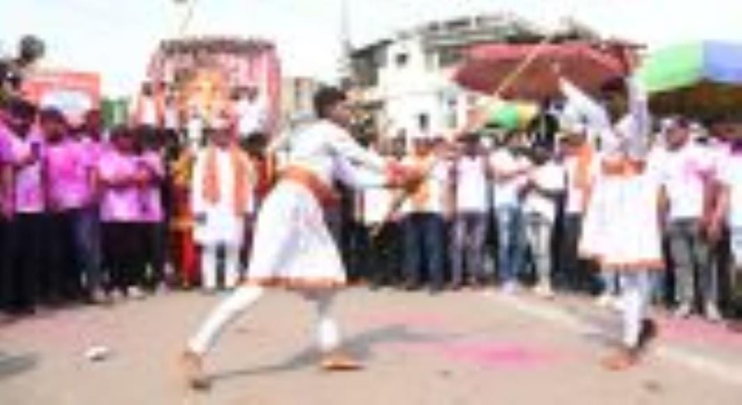 अबीर-गुलाल उड़ाते भक्तों का सैलाब चौक स्थित राम मनोहर लोहिया लॉन से शोभायात्रा के रूप में निकला