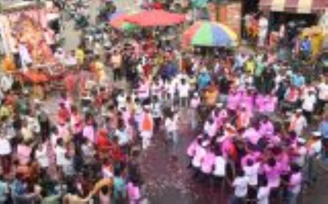 अबीर-गुलाल उड़ाते भक्तों का सैलाब चौक स्थित राम मनोहर लोहिया लॉन से शोभायात्रा के रूप में निकला