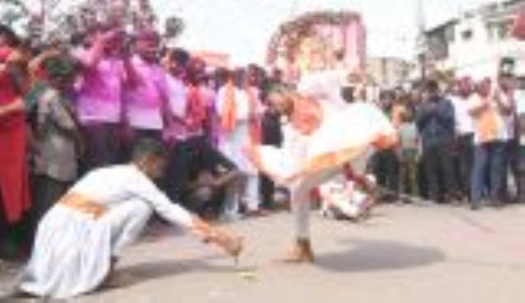 अबीर-गुलाल उड़ाते भक्तों का सैलाब चौक स्थित राम मनोहर लोहिया लॉन से शोभायात्रा के रूप में निकला