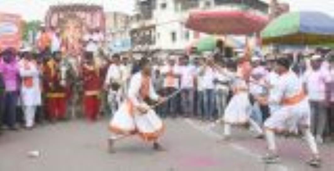 अबीर-गुलाल उड़ाते भक्तों का सैलाब चौक स्थित राम मनोहर लोहिया लॉन से शोभायात्रा के रूप में निकला