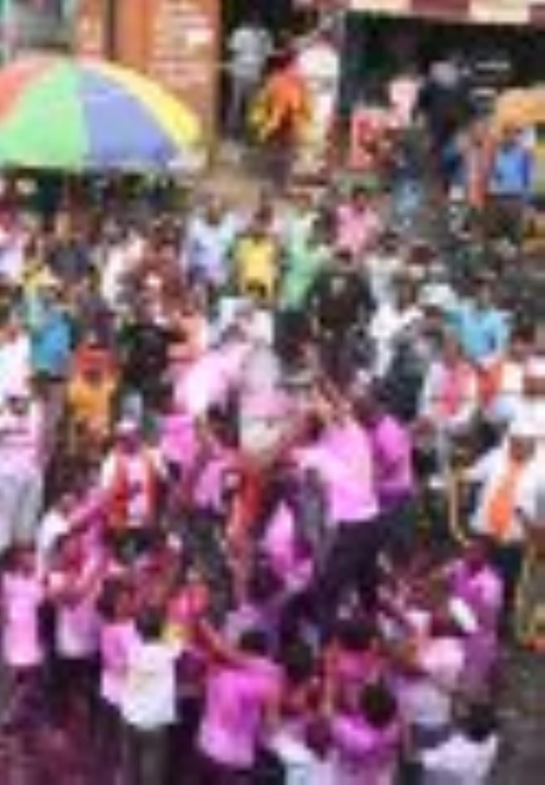 अबीर-गुलाल उड़ाते भक्तों का सैलाब चौक स्थित राम मनोहर लोहिया लॉन से शोभायात्रा के रूप में निकला