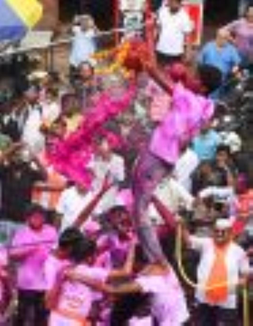 अबीर-गुलाल उड़ाते भक्तों का सैलाब चौक स्थित राम मनोहर लोहिया लॉन से शोभायात्रा के रूप में निकला