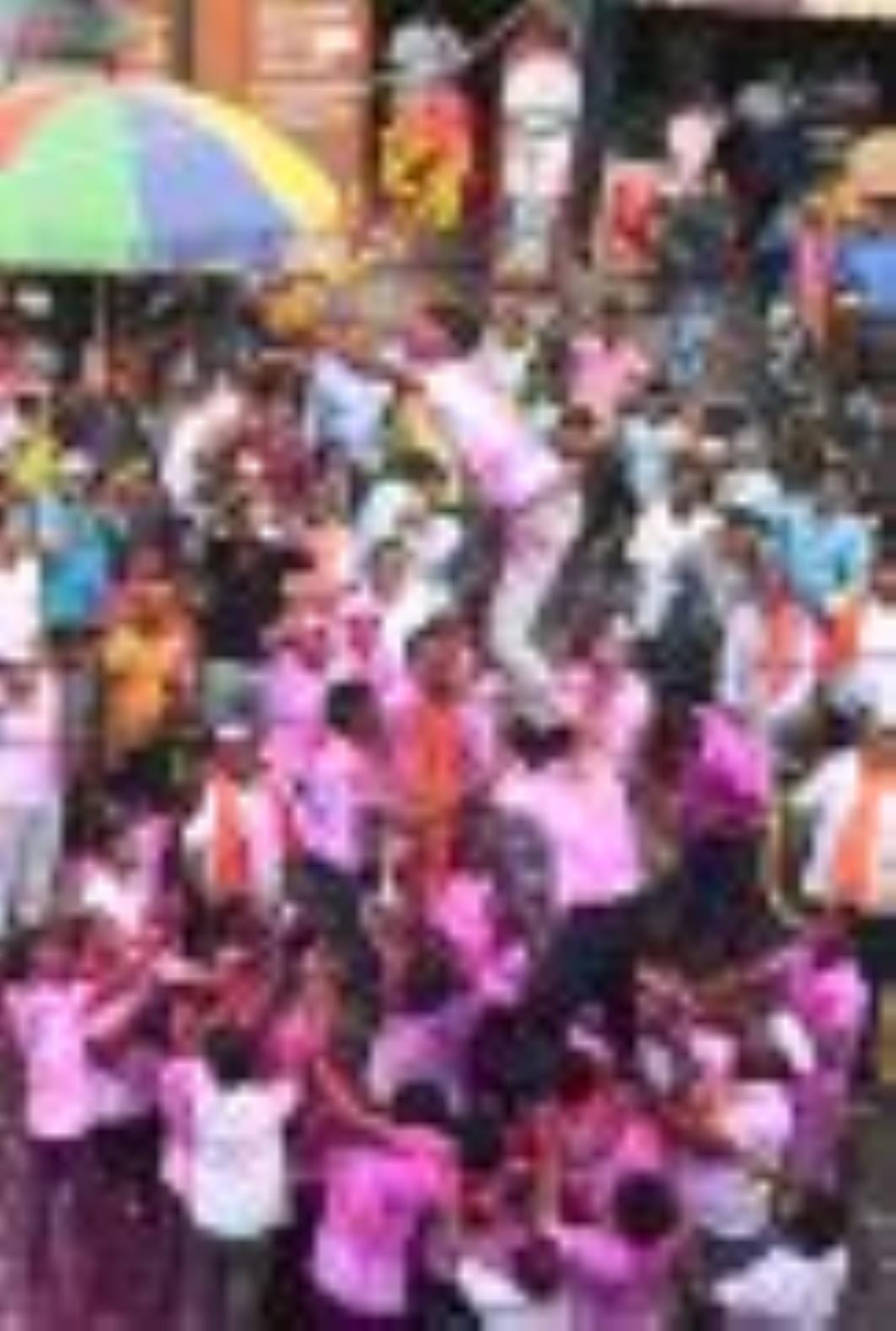 अबीर-गुलाल उड़ाते भक्तों का सैलाब चौक स्थित राम मनोहर लोहिया लॉन से शोभायात्रा के रूप में निकला