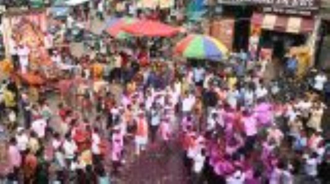 अबीर-गुलाल उड़ाते भक्तों का सैलाब चौक स्थित राम मनोहर लोहिया लॉन से शोभायात्रा के रूप में निकला