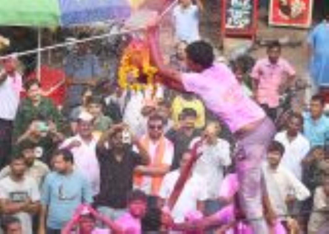 अबीर-गुलाल उड़ाते भक्तों का सैलाब चौक स्थित राम मनोहर लोहिया लॉन से शोभायात्रा के रूप में निकला