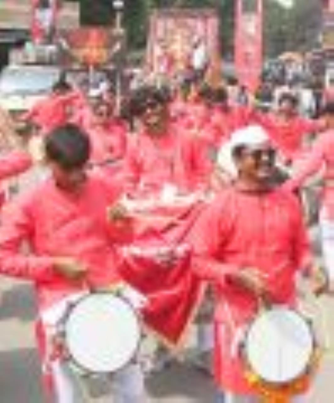 अबीर-गुलाल उड़ाते भक्तों का सैलाब चौक स्थित राम मनोहर लोहिया लॉन से शोभायात्रा के रूप में निकला
