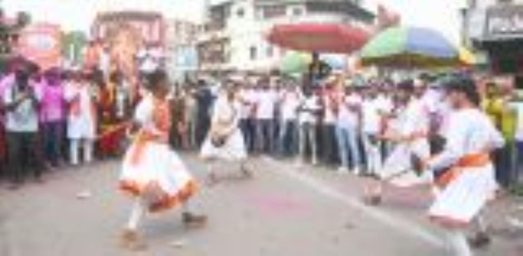 अबीर-गुलाल उड़ाते भक्तों का सैलाब चौक स्थित राम मनोहर लोहिया लॉन से शोभायात्रा के रूप में निकला