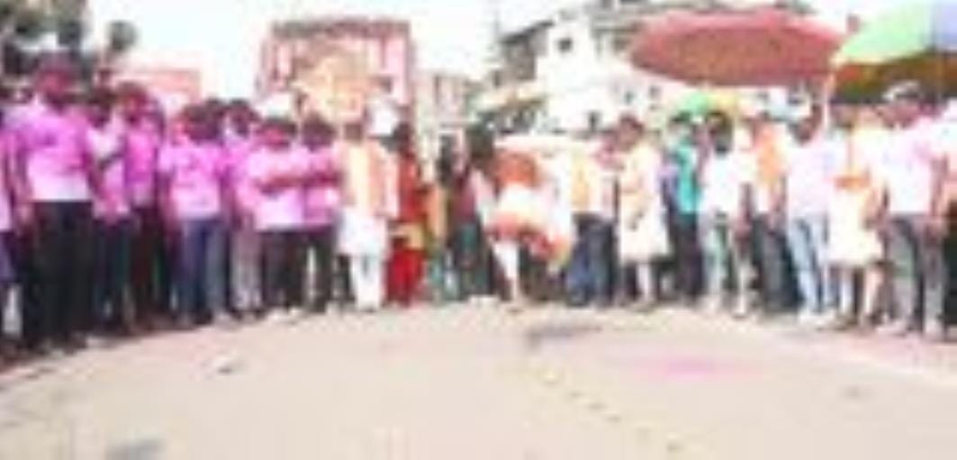 अबीर-गुलाल उड़ाते भक्तों का सैलाब चौक स्थित राम मनोहर लोहिया लॉन से शोभायात्रा के रूप में निकला