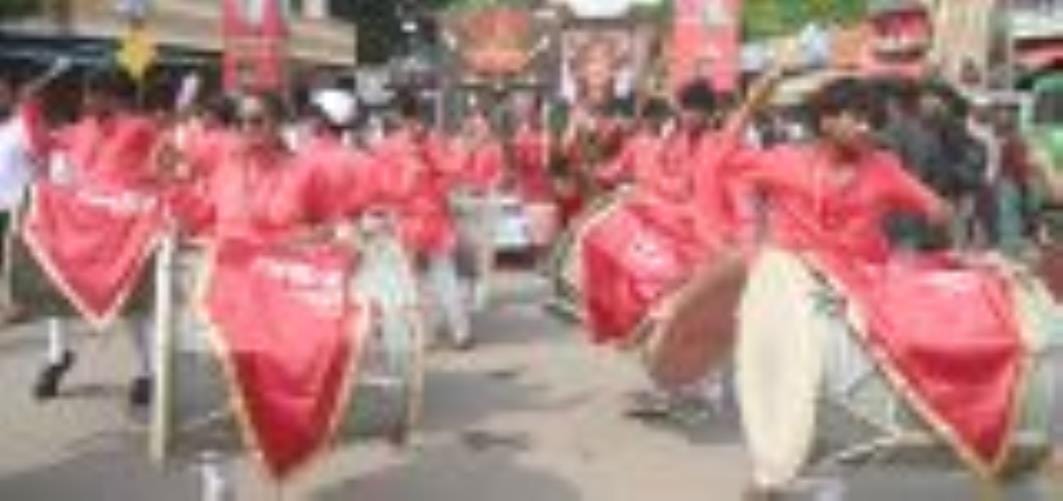 अबीर-गुलाल उड़ाते भक्तों का सैलाब चौक स्थित राम मनोहर लोहिया लॉन से शोभायात्रा के रूप में निकला