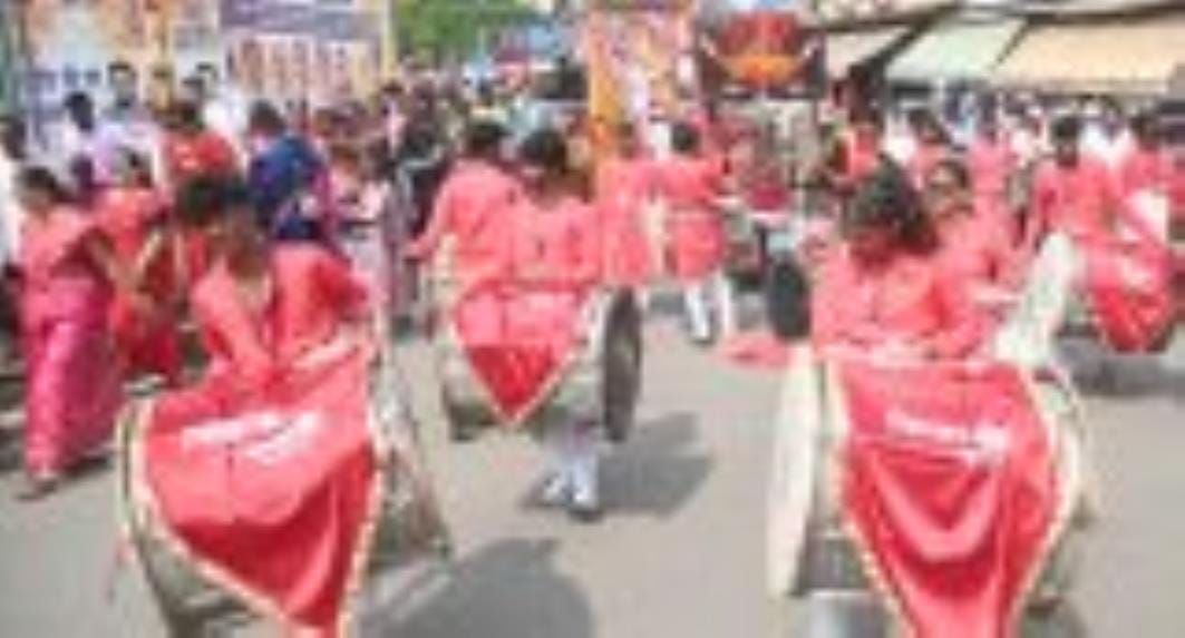 अबीर-गुलाल उड़ाते भक्तों का सैलाब चौक स्थित राम मनोहर लोहिया लॉन से शोभायात्रा के रूप में निकला