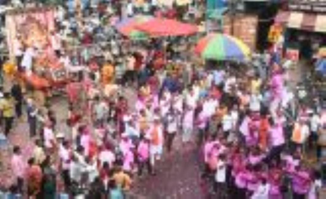 अबीर-गुलाल उड़ाते भक्तों का सैलाब चौक स्थित राम मनोहर लोहिया लॉन से शोभायात्रा के रूप में निकला