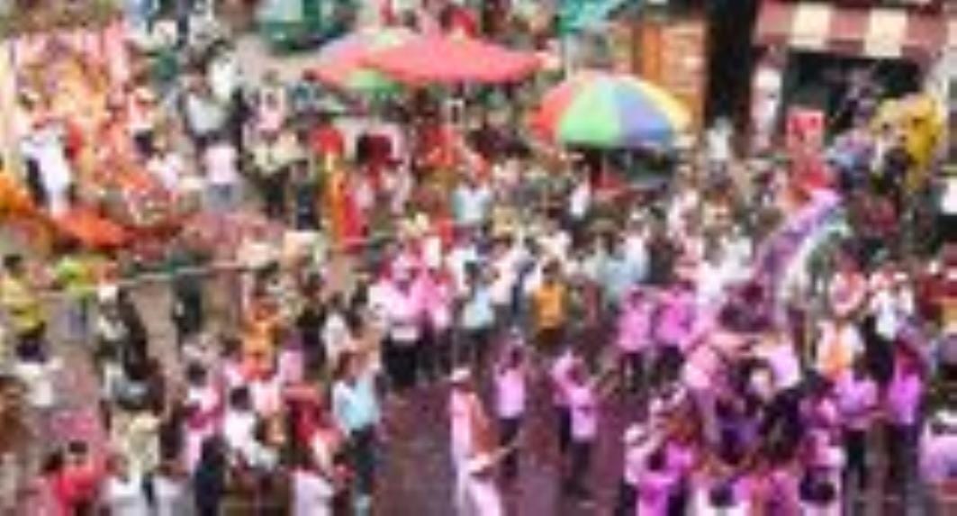 अबीर-गुलाल उड़ाते भक्तों का सैलाब चौक स्थित राम मनोहर लोहिया लॉन से शोभायात्रा के रूप में निकला