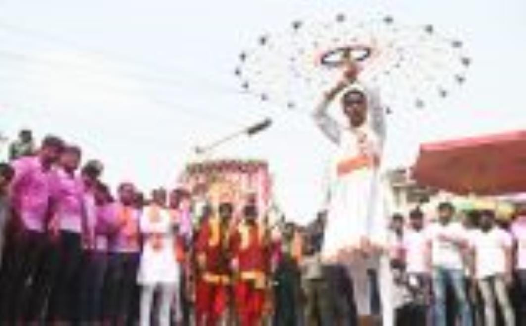 अबीर-गुलाल उड़ाते भक्तों का सैलाब चौक स्थित राम मनोहर लोहिया लॉन से शोभायात्रा के रूप में निकला