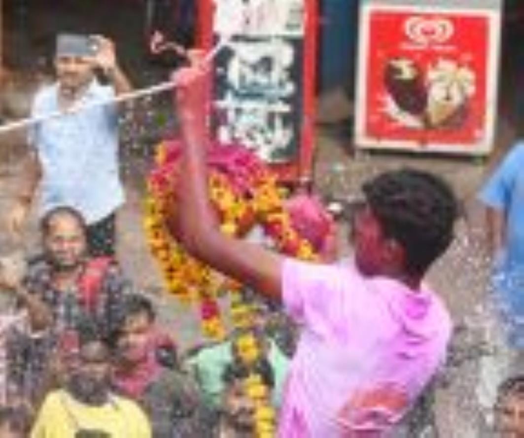 अबीर-गुलाल उड़ाते भक्तों का सैलाब चौक स्थित राम मनोहर लोहिया लॉन से शोभायात्रा के रूप में निकला
