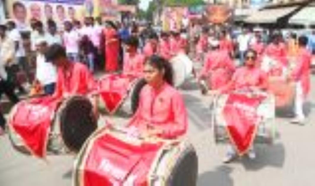 अबीर-गुलाल उड़ाते भक्तों का सैलाब चौक स्थित राम मनोहर लोहिया लॉन से शोभायात्रा के रूप में निकला