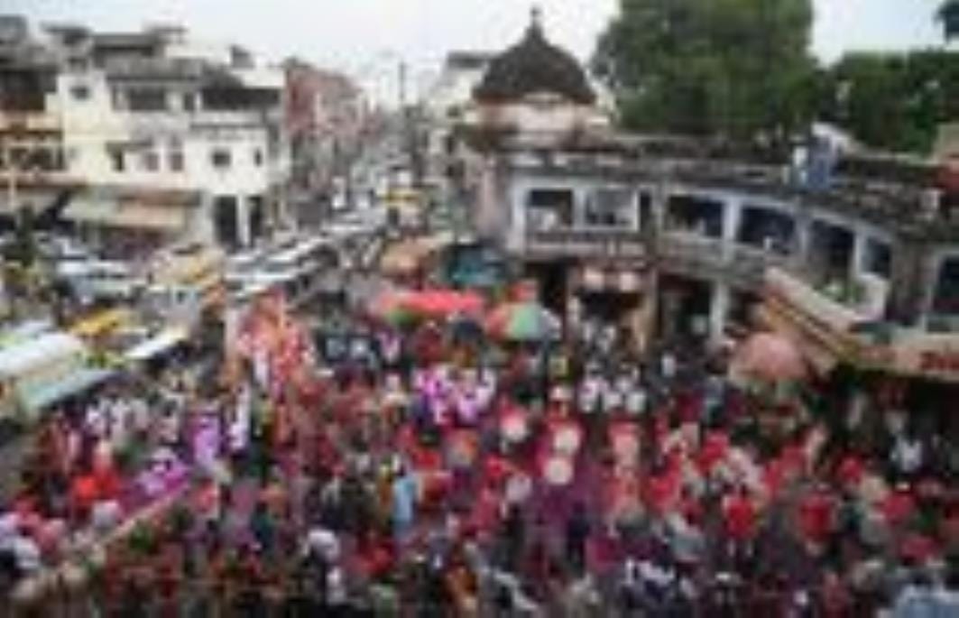 अबीर-गुलाल उड़ाते भक्तों का सैलाब चौक स्थित राम मनोहर लोहिया लॉन से शोभायात्रा के रूप में निकला