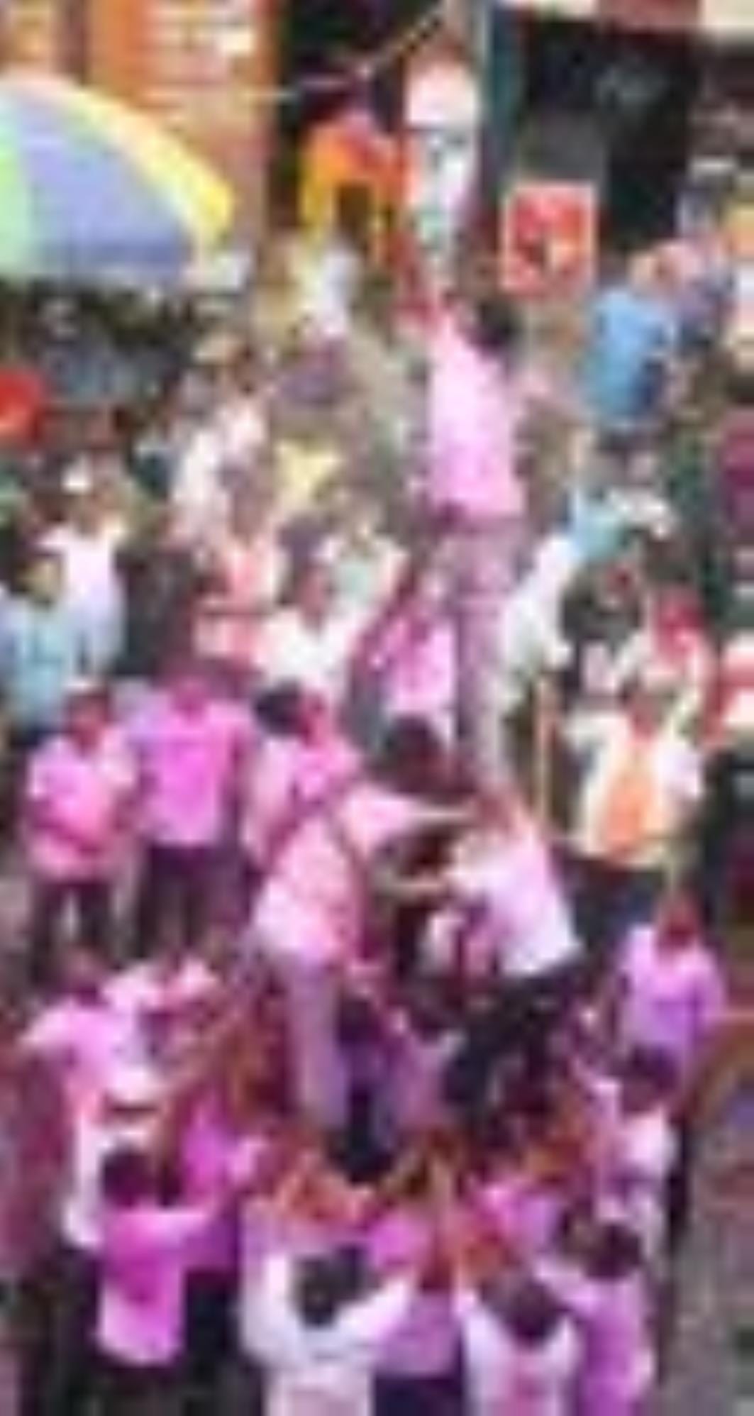 अबीर-गुलाल उड़ाते भक्तों का सैलाब चौक स्थित राम मनोहर लोहिया लॉन से शोभायात्रा के रूप में निकला