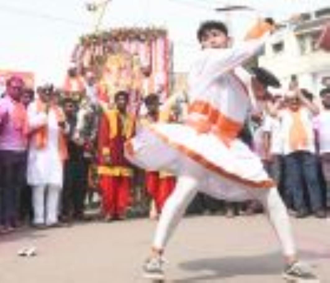 अबीर-गुलाल उड़ाते भक्तों का सैलाब चौक स्थित राम मनोहर लोहिया लॉन से शोभायात्रा के रूप में निकला