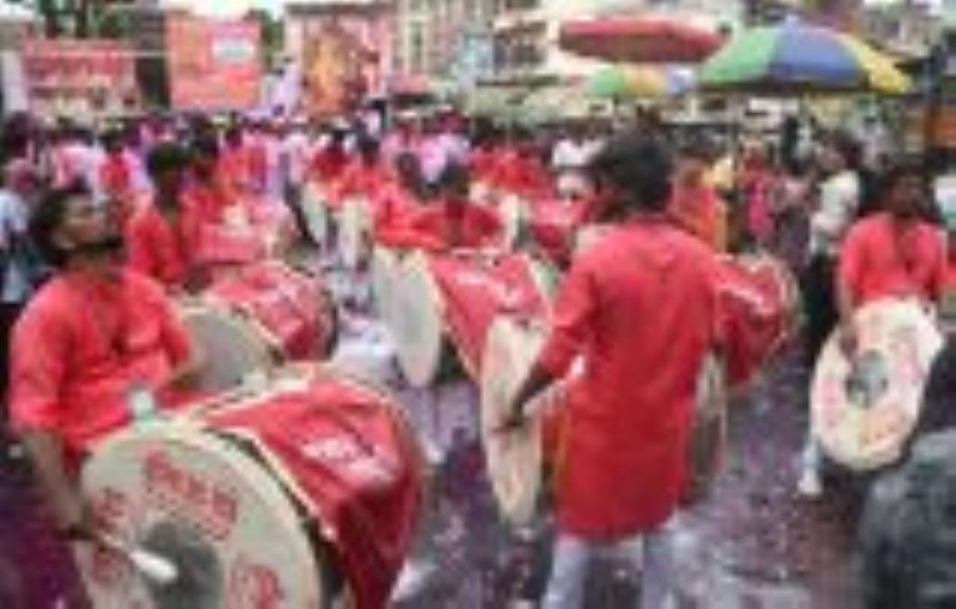 अबीर-गुलाल उड़ाते भक्तों का सैलाब चौक स्थित राम मनोहर लोहिया लॉन से शोभायात्रा के रूप में निकला