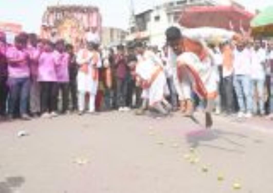 अबीर-गुलाल उड़ाते भक्तों का सैलाब चौक स्थित राम मनोहर लोहिया लॉन से शोभायात्रा के रूप में निकला
