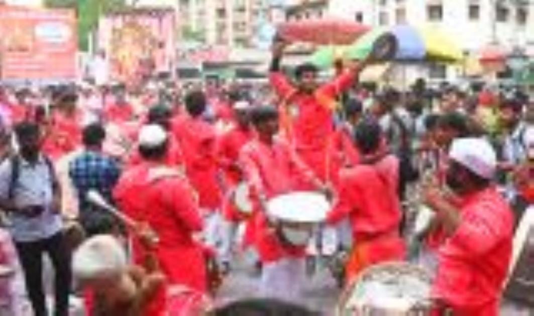 अबीर-गुलाल उड़ाते भक्तों का सैलाब चौक स्थित राम मनोहर लोहिया लॉन से शोभायात्रा के रूप में निकला