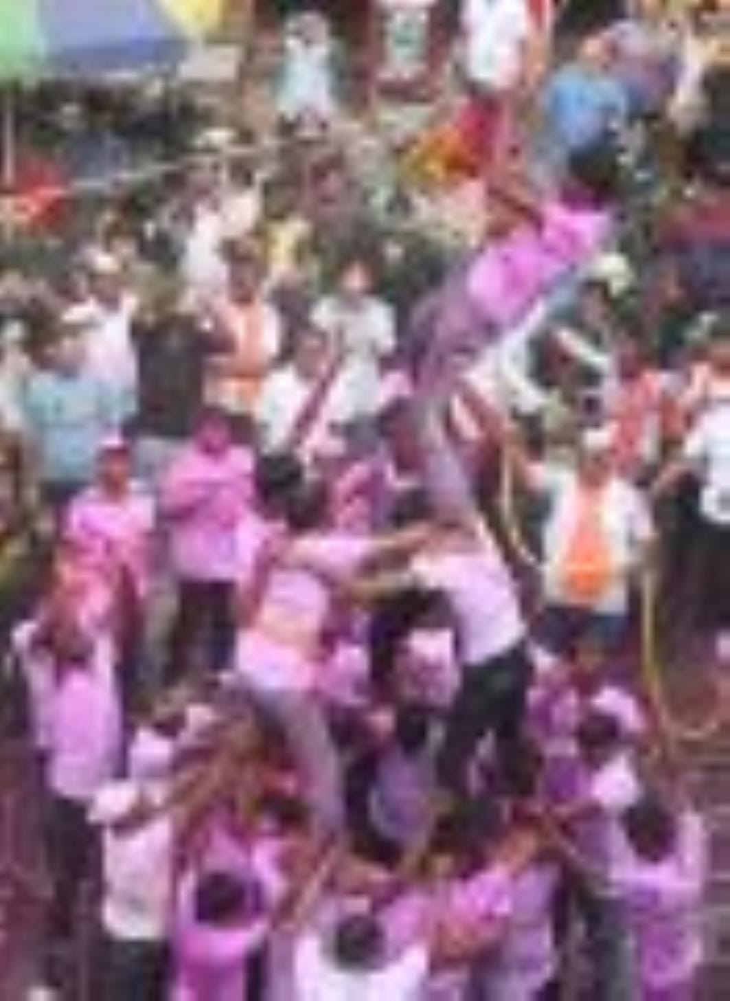 अबीर-गुलाल उड़ाते भक्तों का सैलाब चौक स्थित राम मनोहर लोहिया लॉन से शोभायात्रा के रूप में निकला