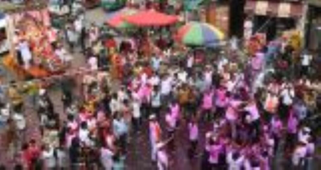 अबीर-गुलाल उड़ाते भक्तों का सैलाब चौक स्थित राम मनोहर लोहिया लॉन से शोभायात्रा के रूप में निकला