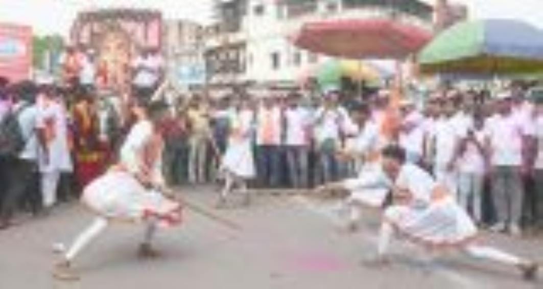 अबीर-गुलाल उड़ाते भक्तों का सैलाब चौक स्थित राम मनोहर लोहिया लॉन से शोभायात्रा के रूप में निकला