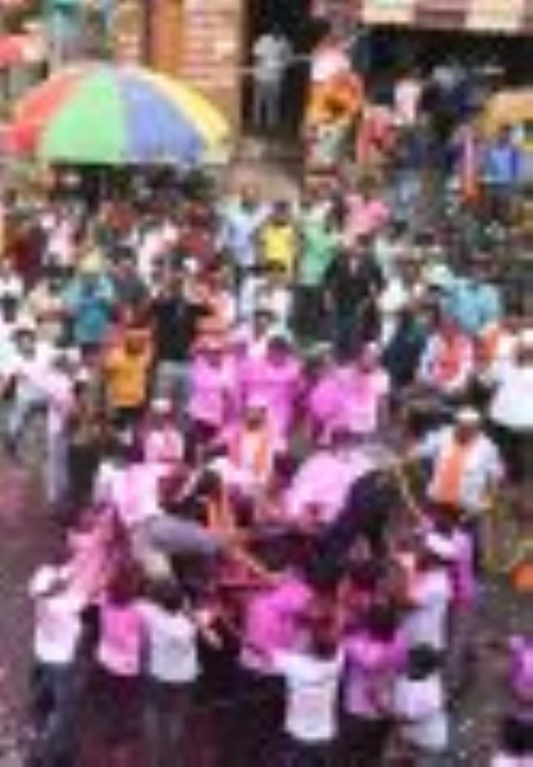 अबीर-गुलाल उड़ाते भक्तों का सैलाब चौक स्थित राम मनोहर लोहिया लॉन से शोभायात्रा के रूप में निकला