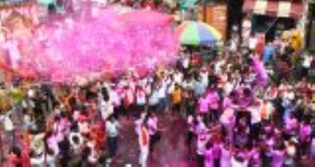 अबीर-गुलाल उड़ाते भक्तों का सैलाब चौक स्थित राम मनोहर लोहिया लॉन से शोभायात्रा के रूप में निकला