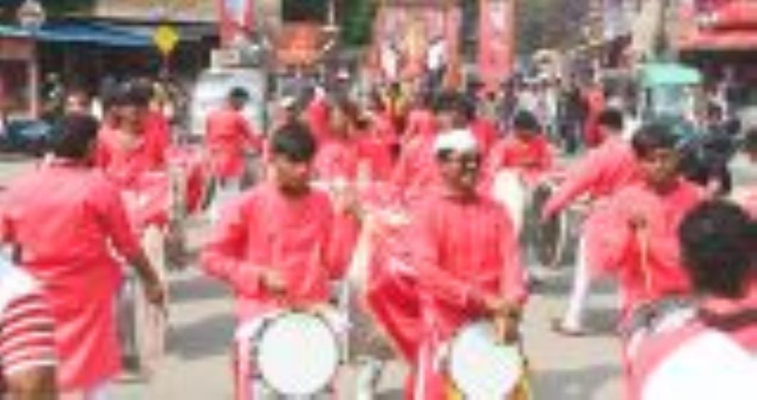 अबीर-गुलाल उड़ाते भक्तों का सैलाब चौक स्थित राम मनोहर लोहिया लॉन से शोभायात्रा के रूप में निकला