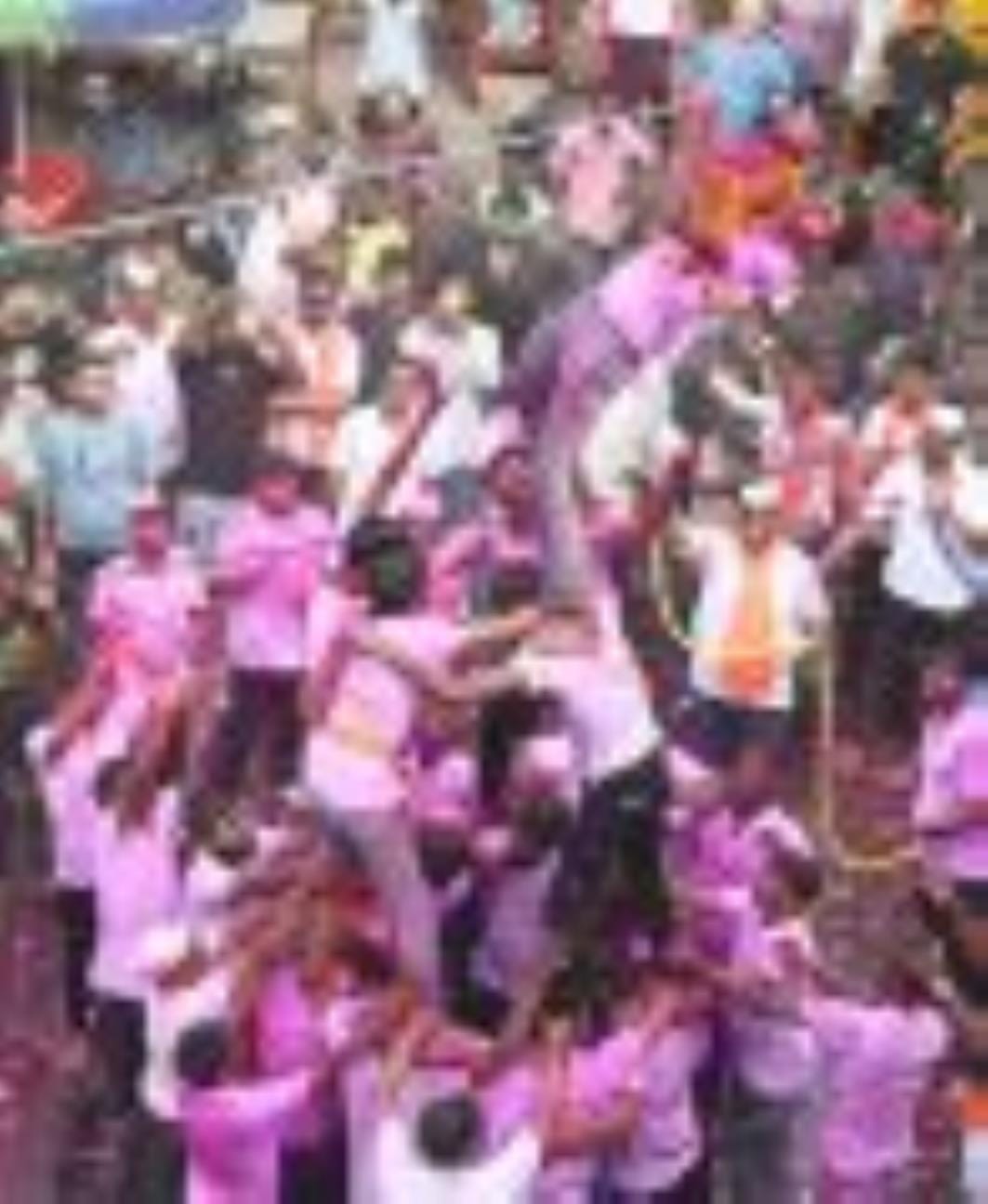 अबीर-गुलाल उड़ाते भक्तों का सैलाब चौक स्थित राम मनोहर लोहिया लॉन से शोभायात्रा के रूप में निकला